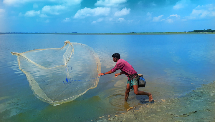 একটু দাঁড়ালেই হারিয়ে যাবেন জেলেদের মাছ ধরার দৃশ্যের মাঝে। (ছবি : আরিফ )