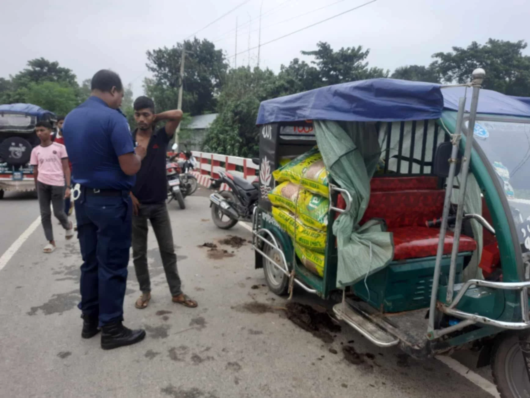 জামালপুরে ইন্ডিয়ান  চোরাই জিরা আটকে দিল ইসলামপুর থানা পুলিশ
